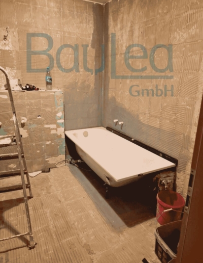 Badewanne Einbau Fürstenfeldbruck VORHER – Rohbauzustand mit frisch eingebauter Badewanne