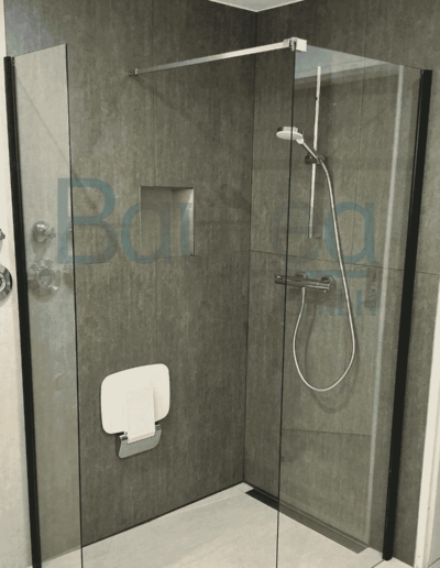 Barrierefreie Dusche München NACHHER – bodengleiche Dusche, Glasabtrennung, Klappsitzbank, dunkle Steinoptik