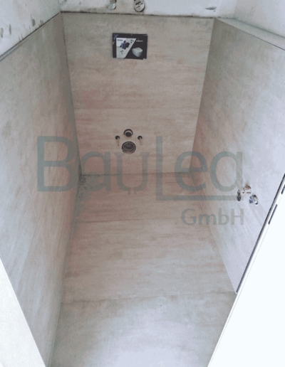 WC-Sanierung München – Vorwandinstallation mit Unterputz-Spülkasten, hellbeige Fliesen